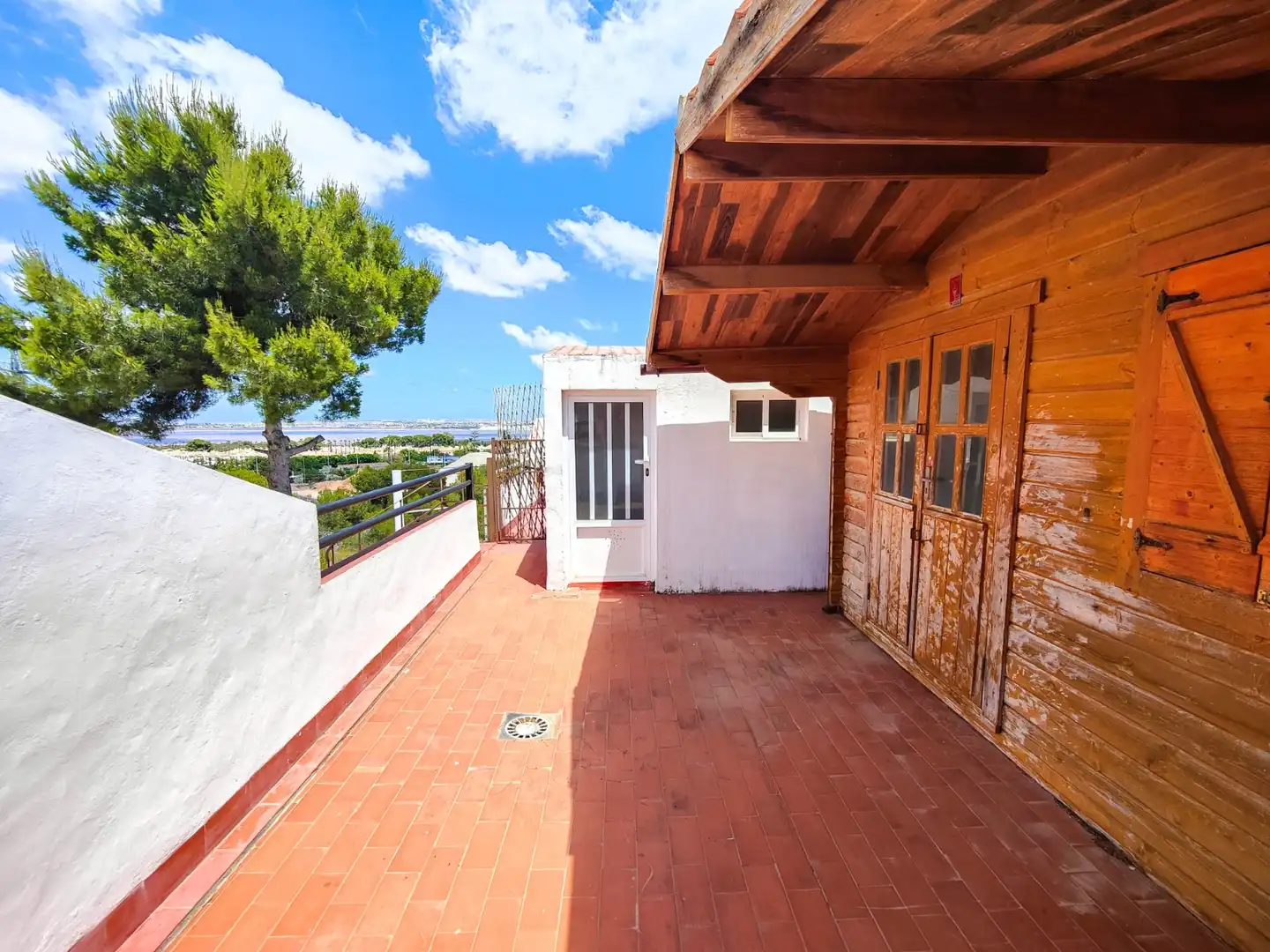 Terrasse von Einfamilien-Reihenhaus zum Verkauf in Torrevieja mit Klimaanlage, Privatgarten und Terrasse
