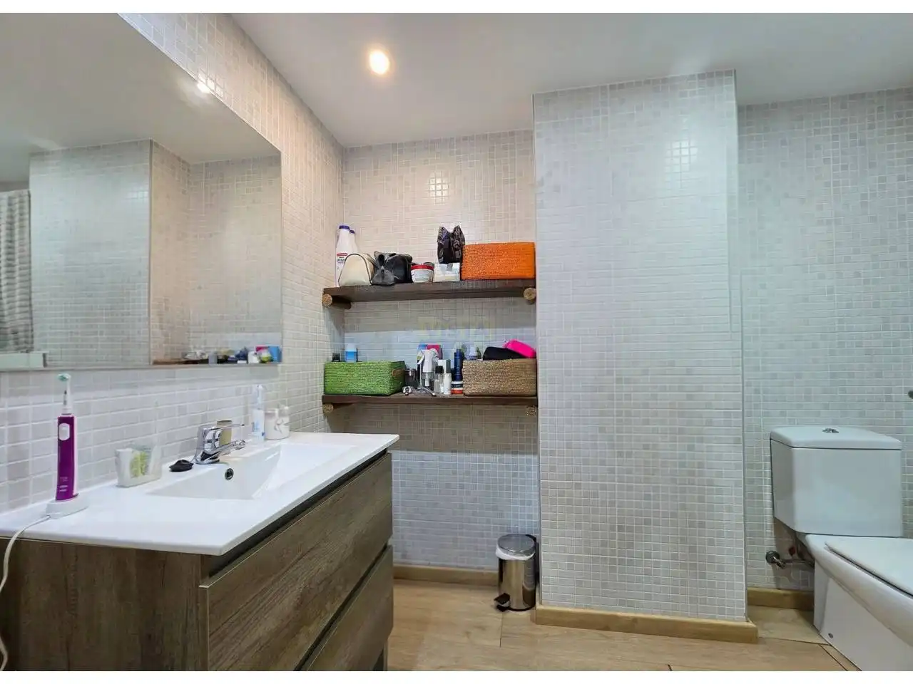 Baño de Casa adosada en venta en Vilanova i la Geltrú con Aire acondicionado, Calefacción y Jardín privado