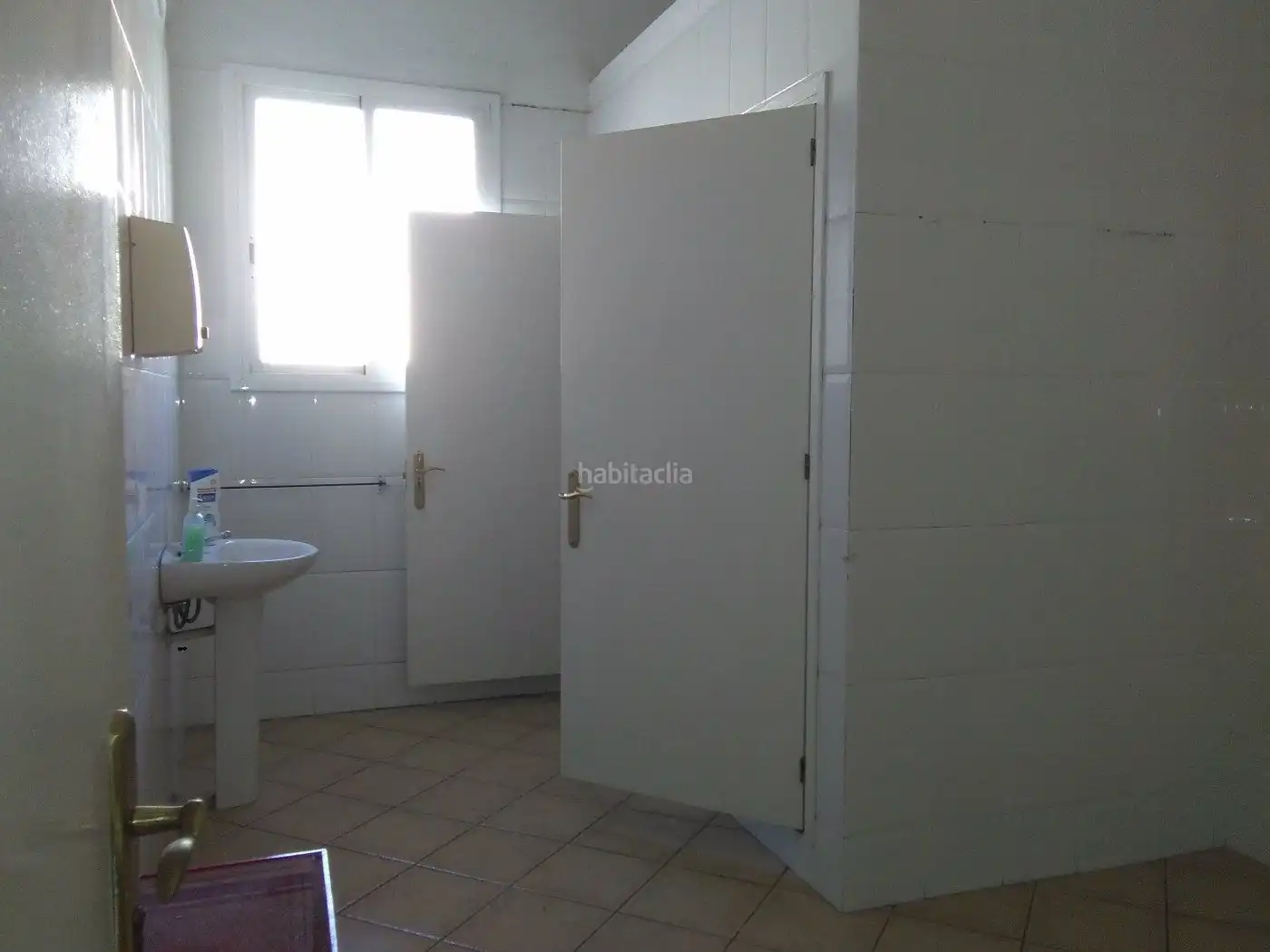 Badezimmer von Fabrikhallen zum Verkauf in Badalona