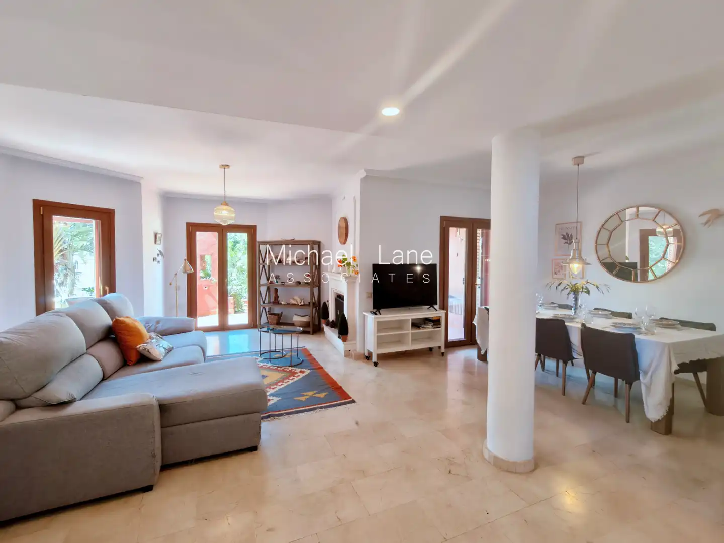 Sala d'estar de Casa adosada en venda en La Alcaidesa amb Aire condicionat, Terrassa i Traster