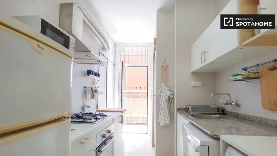 Cocina de Piso para compartir en Barcelona con Aire acondicionado, Calefacción y Terraza