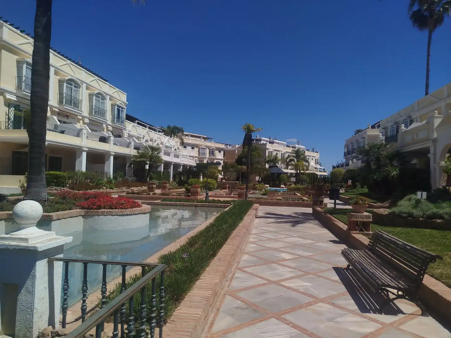 Vista exterior de Piso en venta en Marbella con Aire acondicionado, Terraza y Amueblado