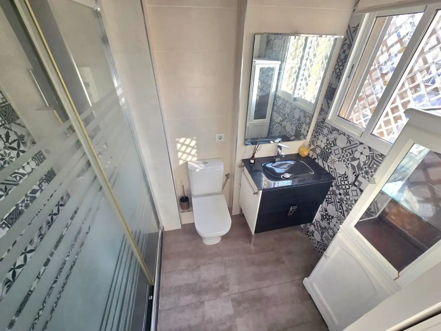 Badezimmer von Wohnung zur Miete in Sevilla mit Klimaanlage, Heizung und Terrasse