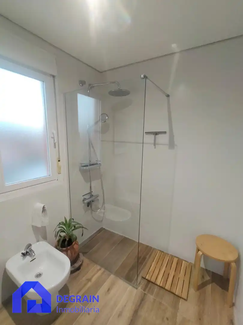 Badezimmer von Einfamilien-Reihenhaus zur Miete in Llanera mit Heizung, Privatgarten und Parkett