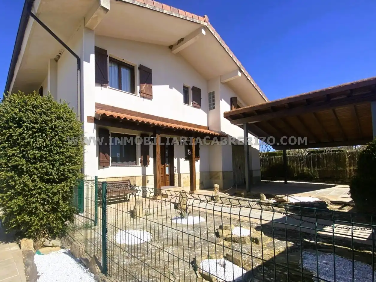 Vista exterior de Casa o chalet en venta en Olóriz / Oloritz con Aire acondicionado, Calefacción y Jardín privado