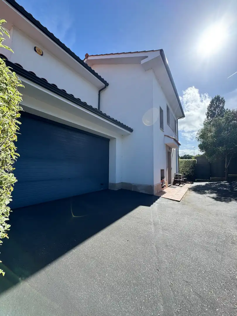 Vista exterior de Casa o xalet en venda en Avilés amb Calefacció, Jardí privat i Parquet