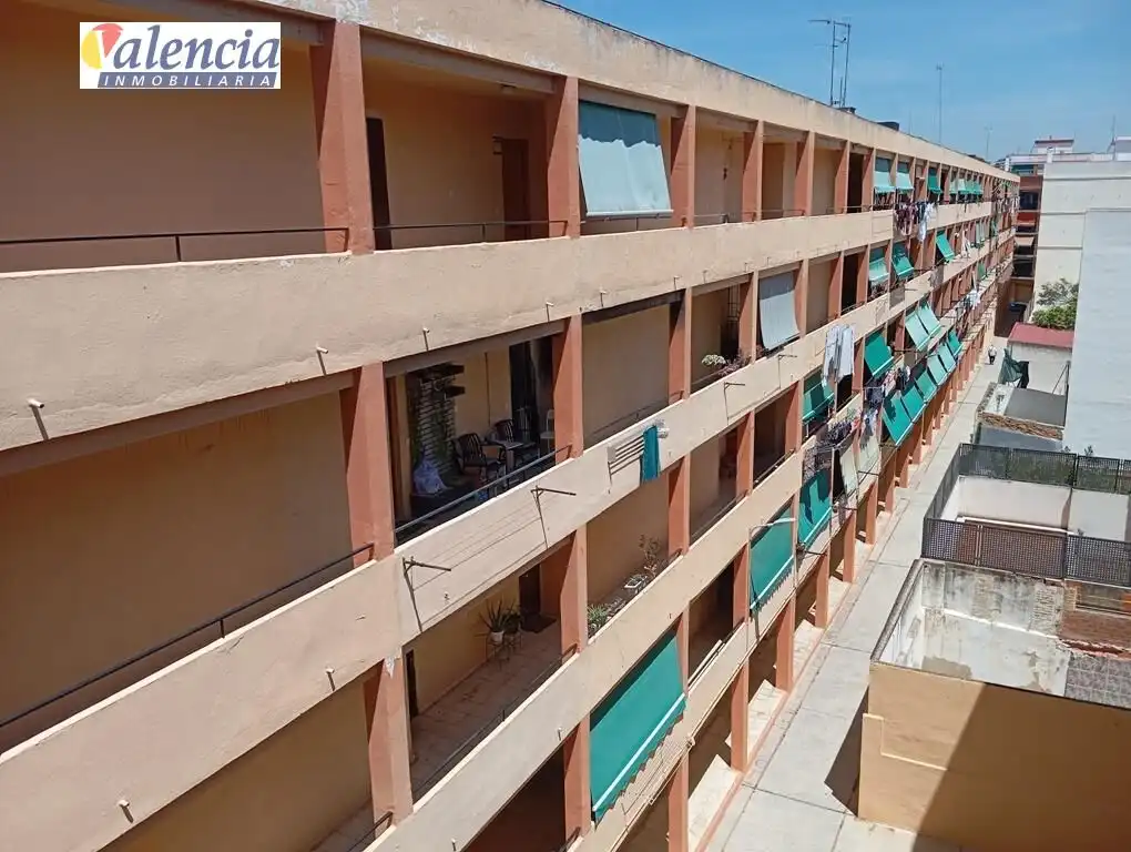 Vista exterior de Pis en venda en Paterna