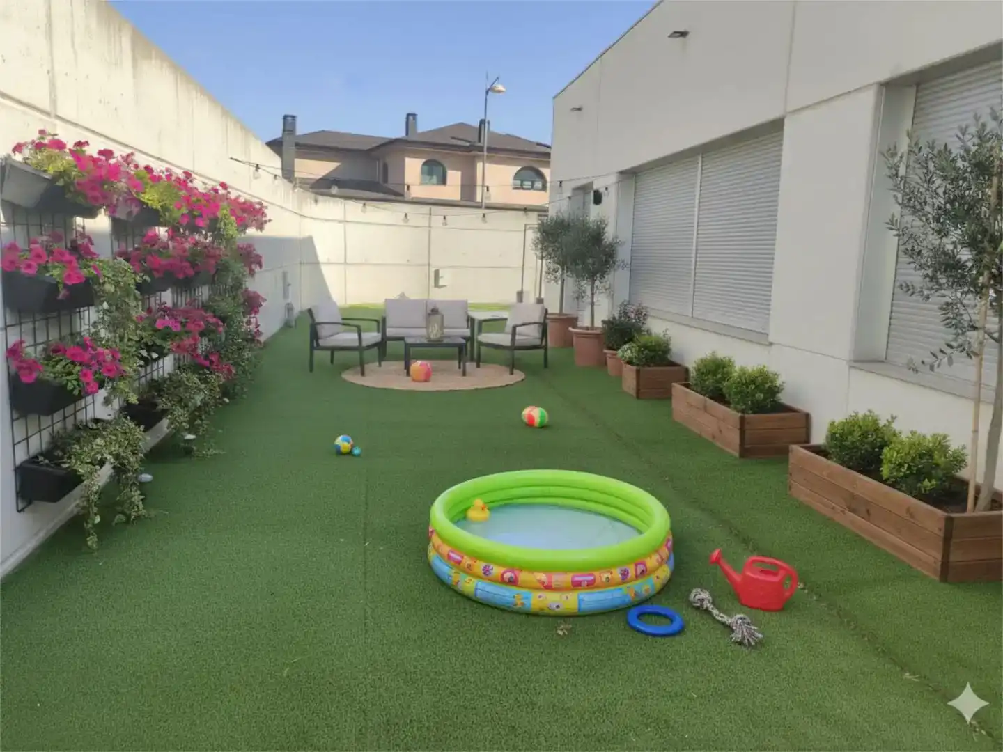Terrassa de Casa o xalet en venda en León Capital  amb Piscina