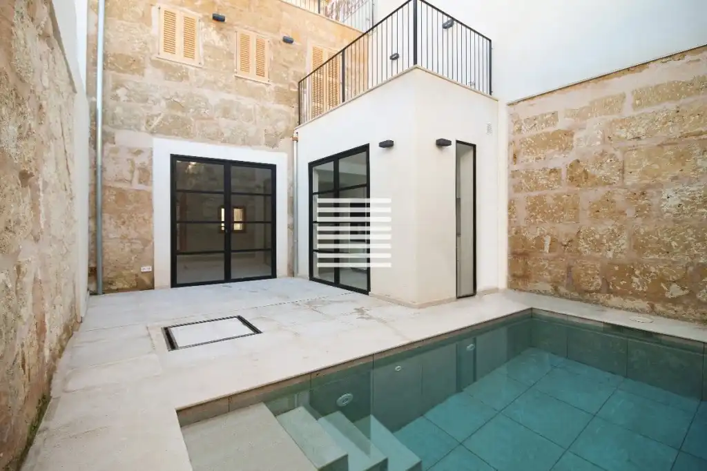 Schwimmbecken von Einfamilien-Reihenhaus zum Verkauf in Pollença mit Klimaanlage, Terrasse und Schwimmbad