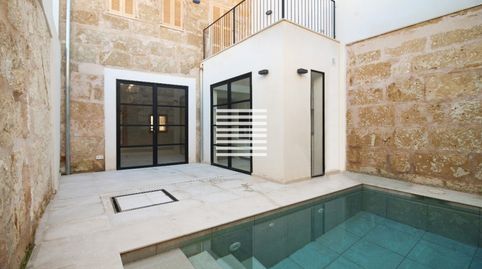 Casa de pueblo completamente reformada con pequeño patio y piscina en Pollensa.
