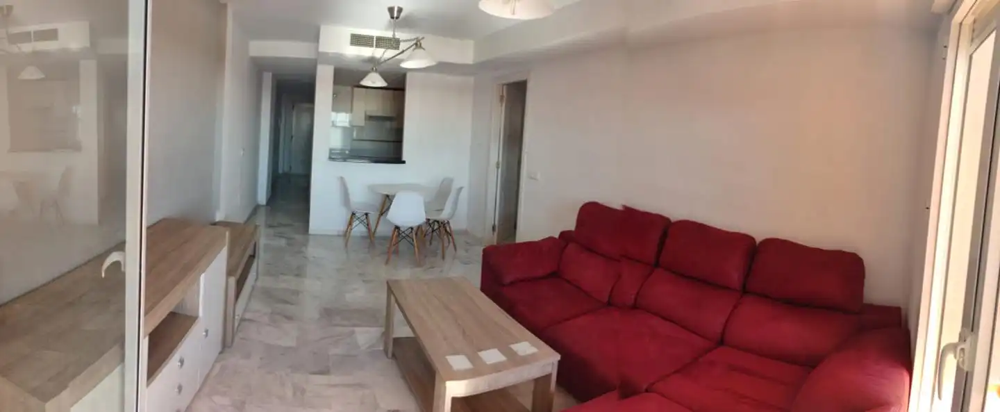 Sala d'estar de Pis de lloguer en Benalmádena amb Terrassa, Piscina i Moblat
