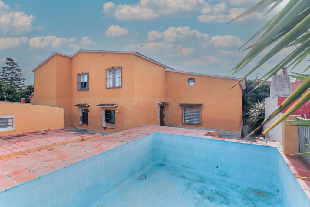 Vista exterior de Casa o xalet en venda en Santa Oliva amb Jardí privat i Piscina