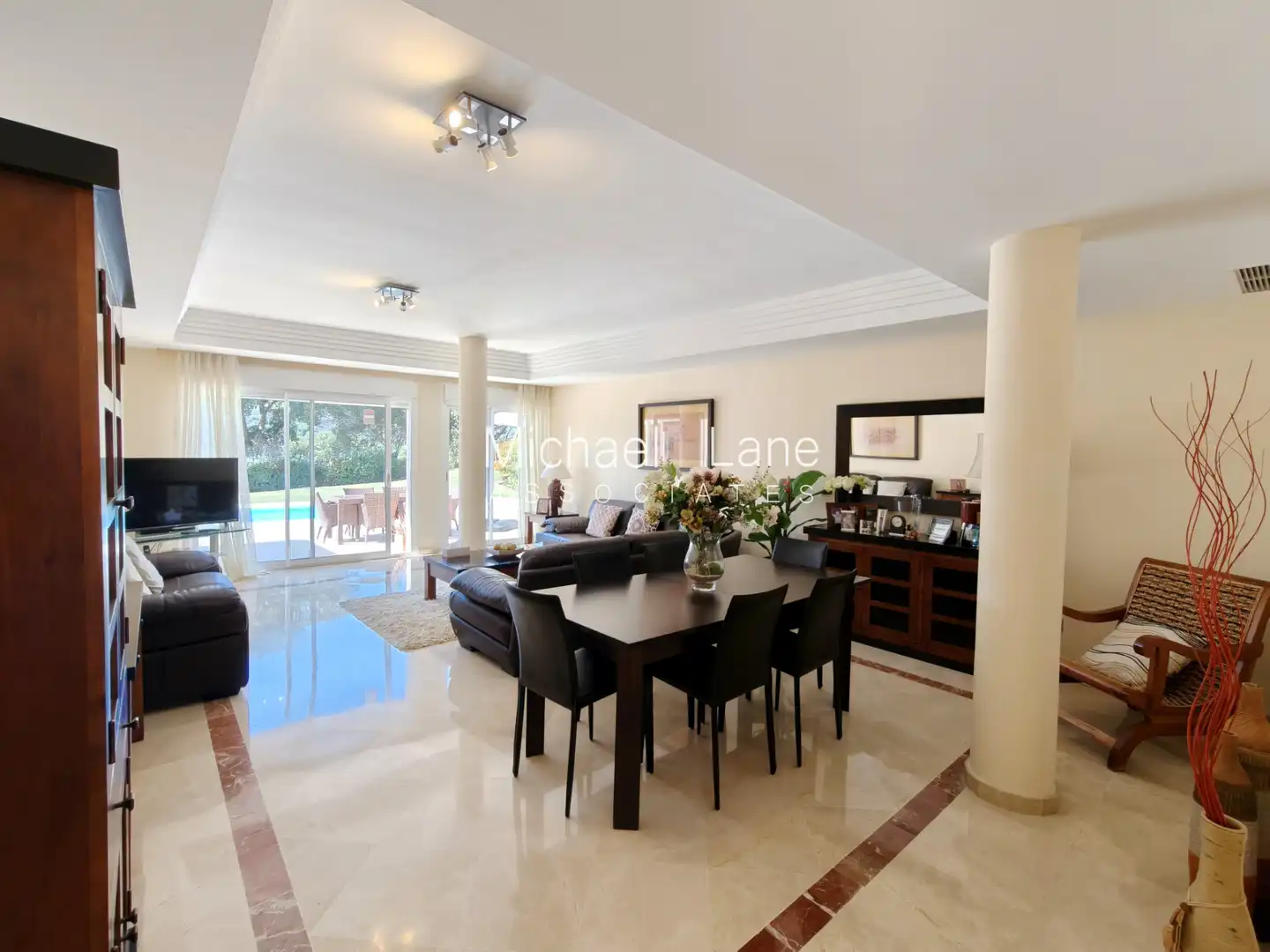 Esszimmer von Erdgeschoss zum Verkauf in Sotogrande mit Klimaanlage, Privatgarten und Terrasse