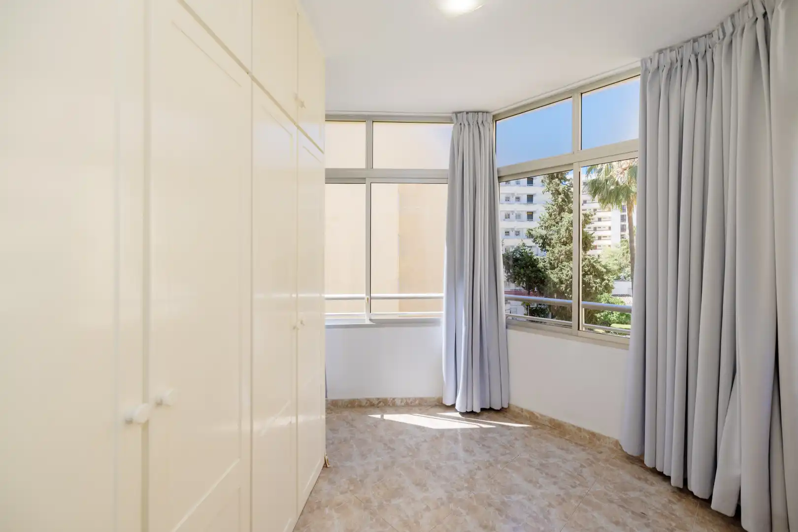 Schlafzimmer von Wohnung zum Verkauf in Marbella mit Klimaanlage und Gemeinschaftspool