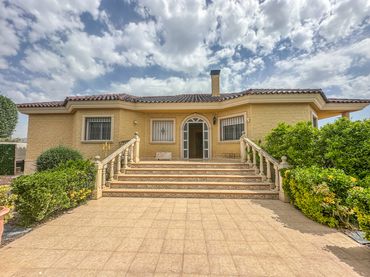 Villa mit Pool zum Verkauf in Camino de Beniel