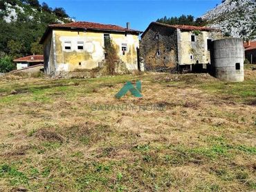 Casa rústica amb balcó en venda a Voto