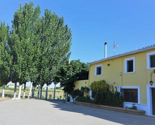 Vista exterior de Casa o xalet en venda en Requena amb Aire condicionat, Jardí privat i Terrassa