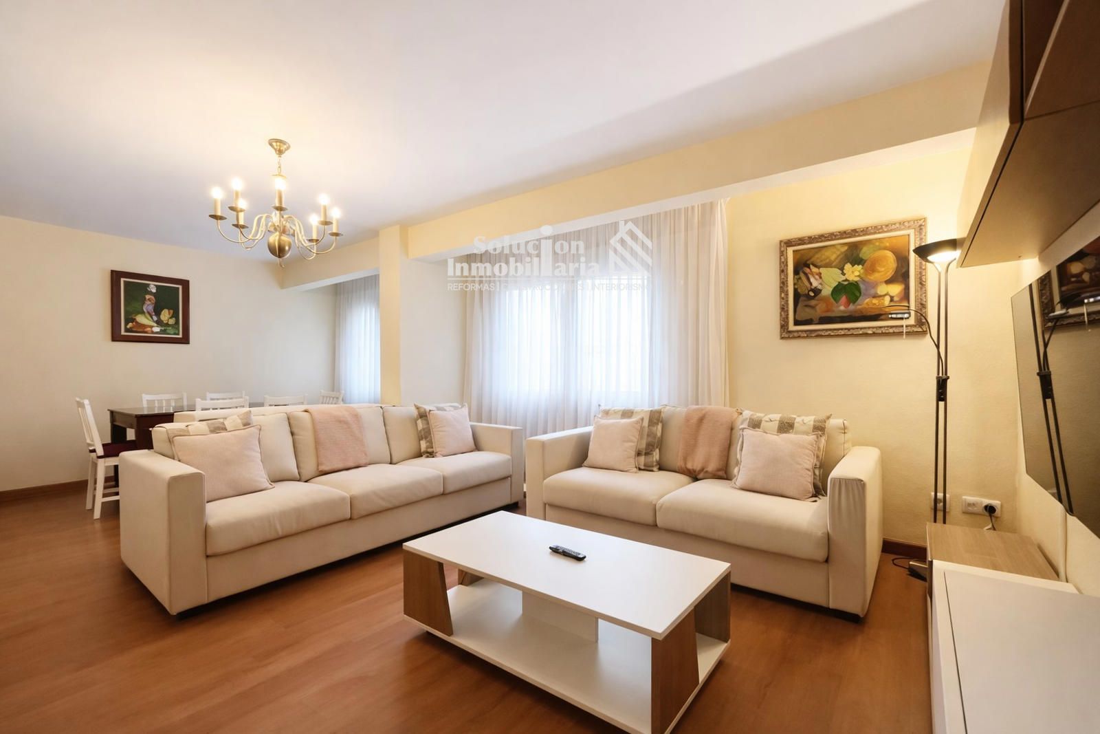 Sala d'estar de Pis de lloguer en Salamanca Capital amb Calefacció, Parquet i Moblat