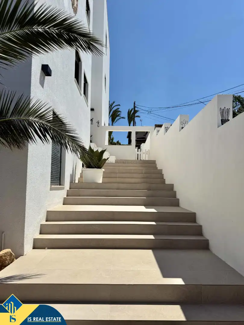 Vista exterior de Casa o xalet en venda en Alicante / Alacant amb Terrassa, Piscina i Moblat