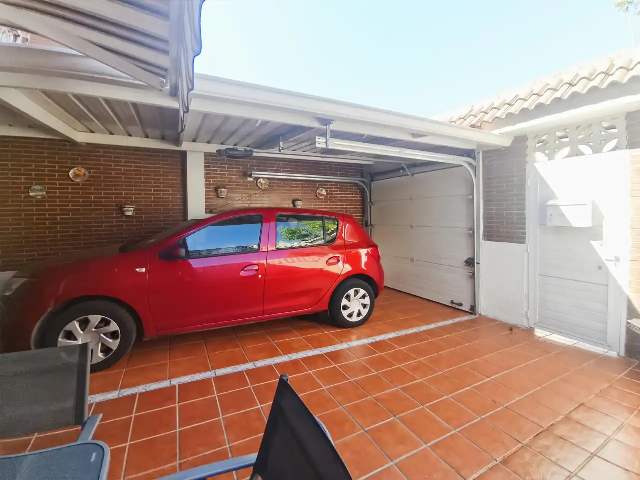 Parkplatz von Einfamilien-Reihenhaus zum Verkauf in Rivas-Vaciamadrid mit Klimaanlage, Heizung und Privatgarten