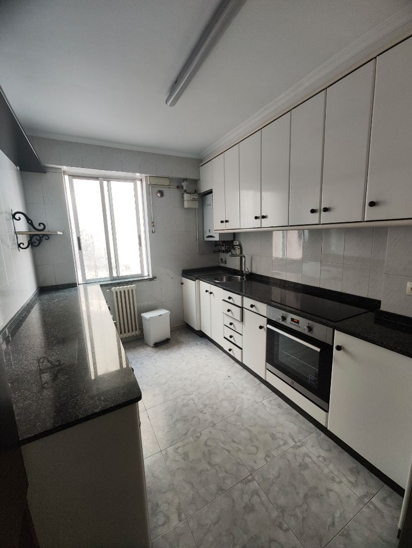 Cocina de Piso de alquiler en Santiago de Compostela  con Calefacción, Parquet y Horno