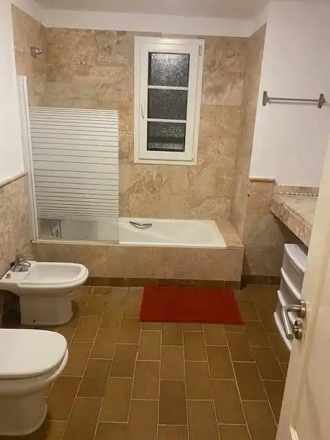 Badezimmer von Einfamilien-Reihenhaus zum Verkauf in Sotogrande mit Klimaanlage, Heizung und Privatgarten