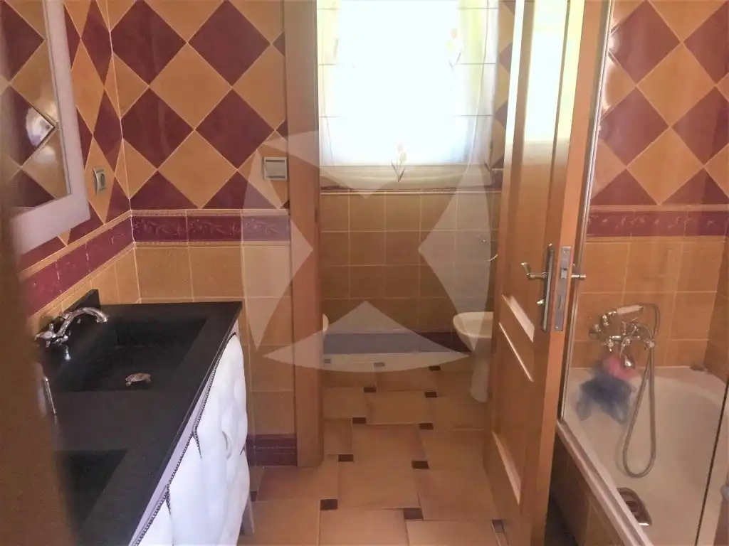 Bany de Casa o xalet en venda en Badajoz amb Aire condicionat, Calefacció i Jardí privat
