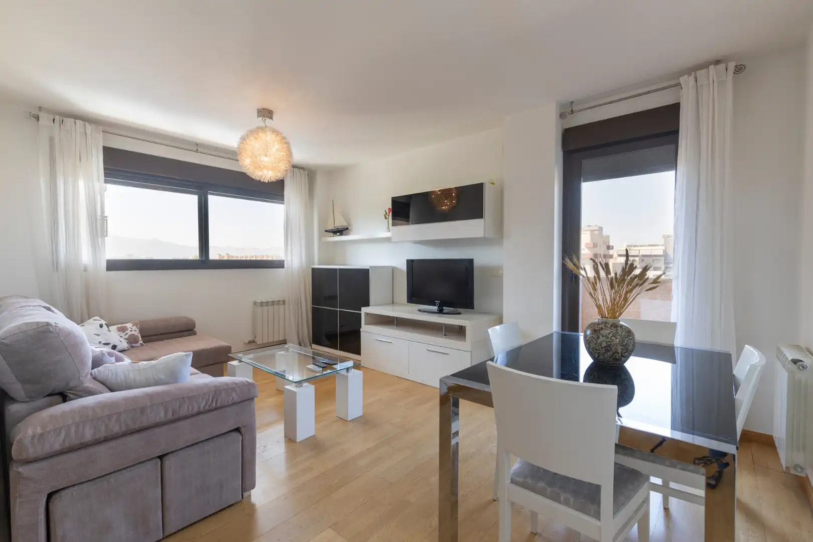 Living room of Flat for rent in Granada  with Air Conditioner, Heating and Parquet flooring