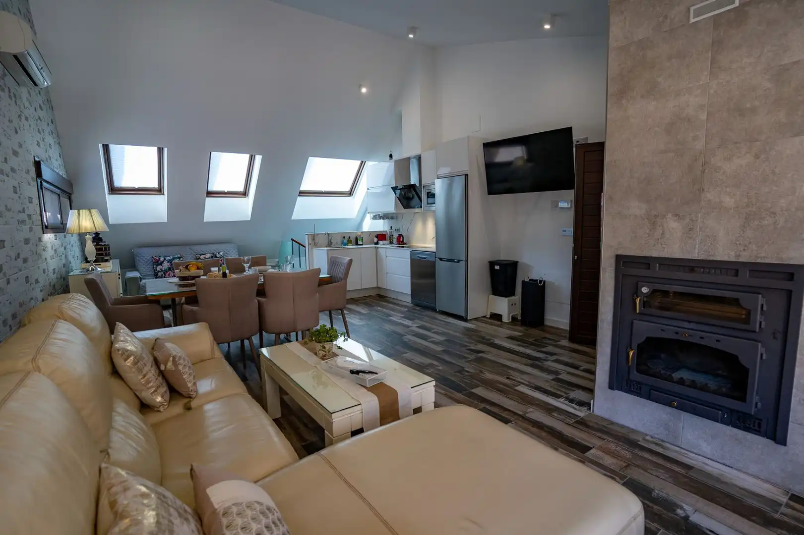 Wohnzimmer von Dachboden zum Verkauf in La Iruela mit Klimaanlage, Heizung und Terrasse