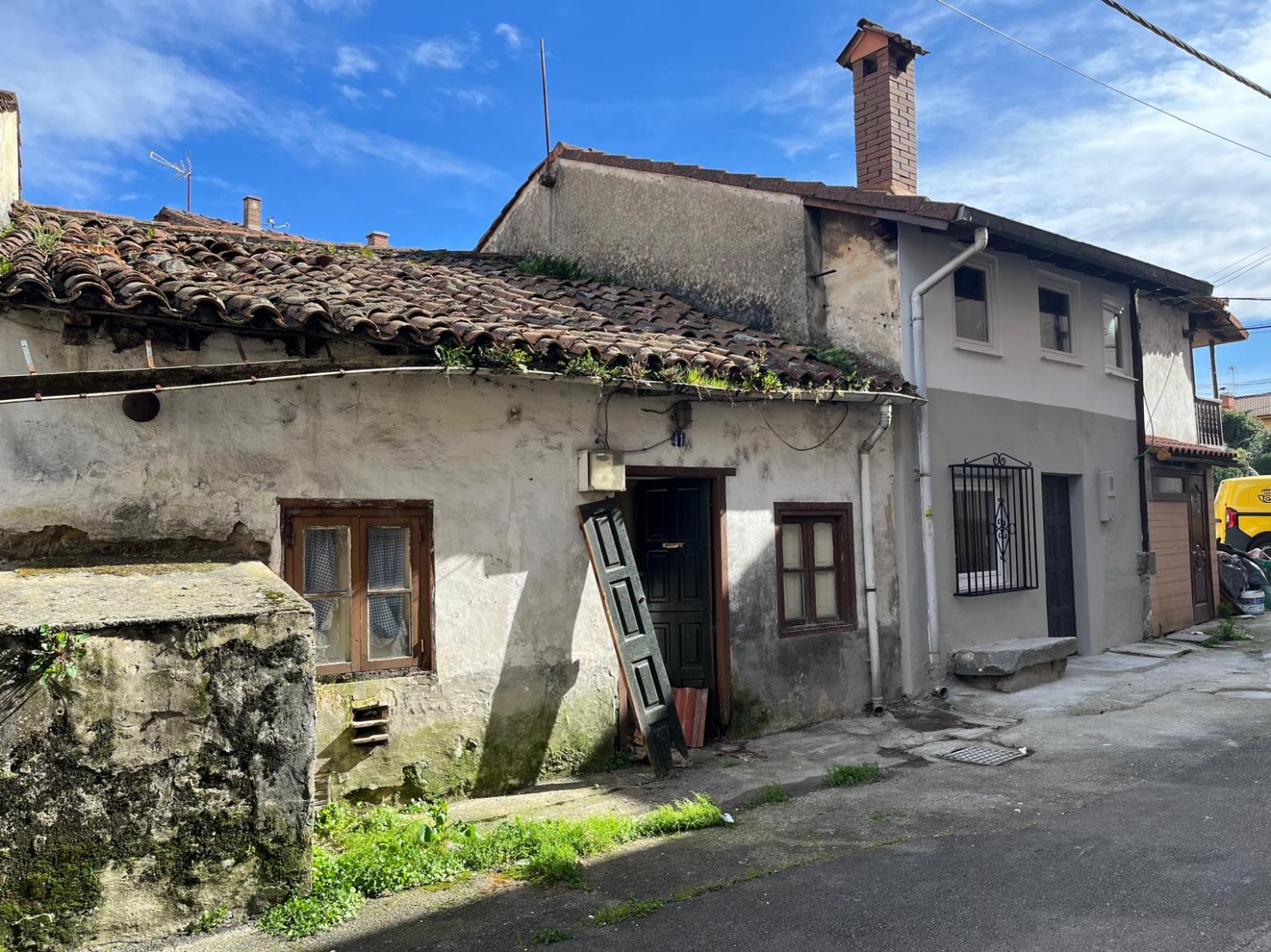 Außenansicht von Einfamilien-Reihenhaus zum Verkauf in Los Corrales de Buelna 