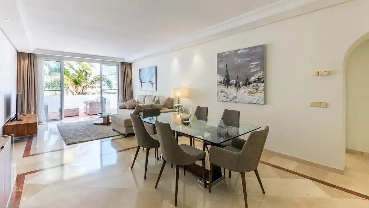 Menjador de Dúplex de lloguer en Marbella amb Aire condicionat, Terrassa i Traster