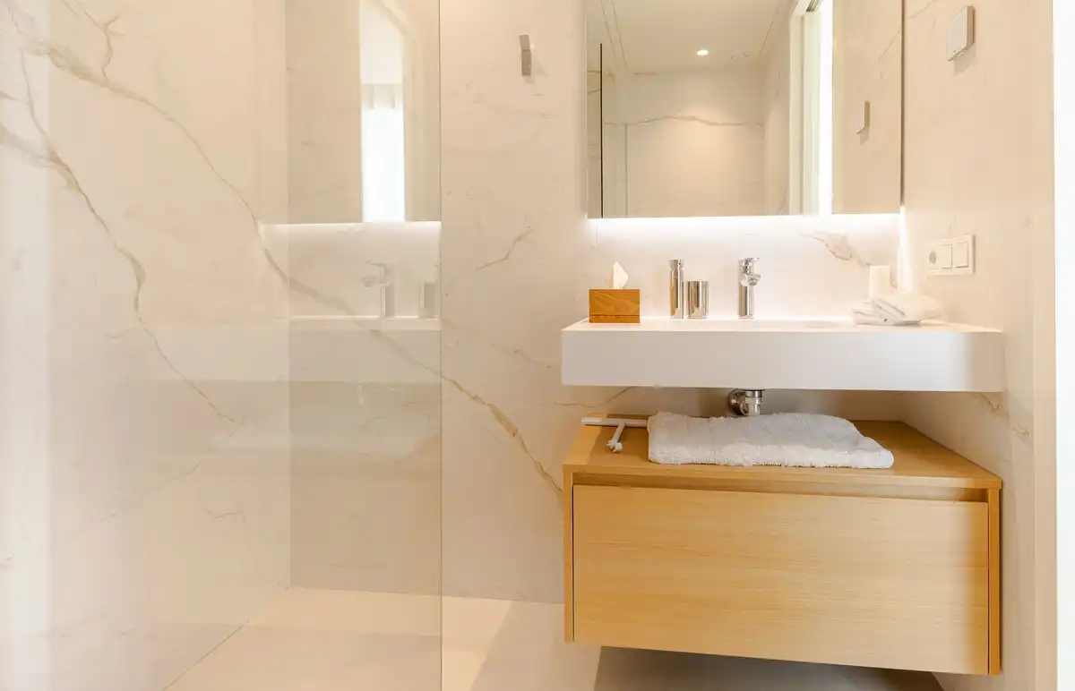 Badezimmer von Dachboden zum Verkauf in Marbella mit Klimaanlage, Terrasse und Abstellraum