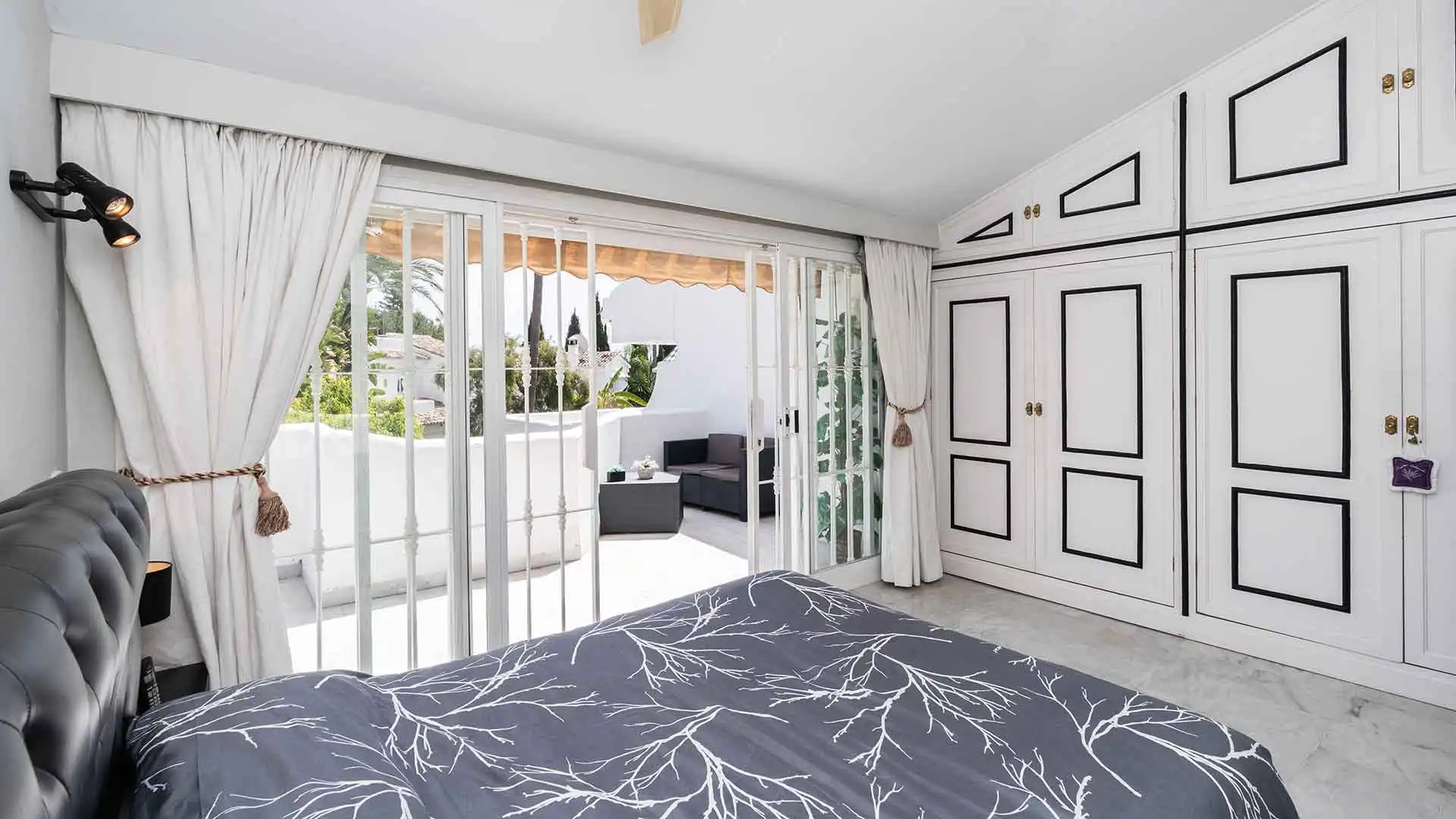 Dormitori de Casa adosada en venda en Marbella amb Aire condicionat, Jardí privat i Terrassa