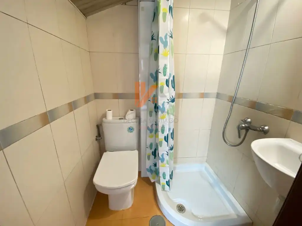 Bany de Apartament de lloguer en Santiago de Compostela  amb Calefacció i Moblat