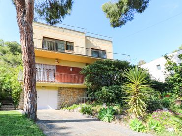 Casa con balcone in vendita a Passeig PINS, DELS