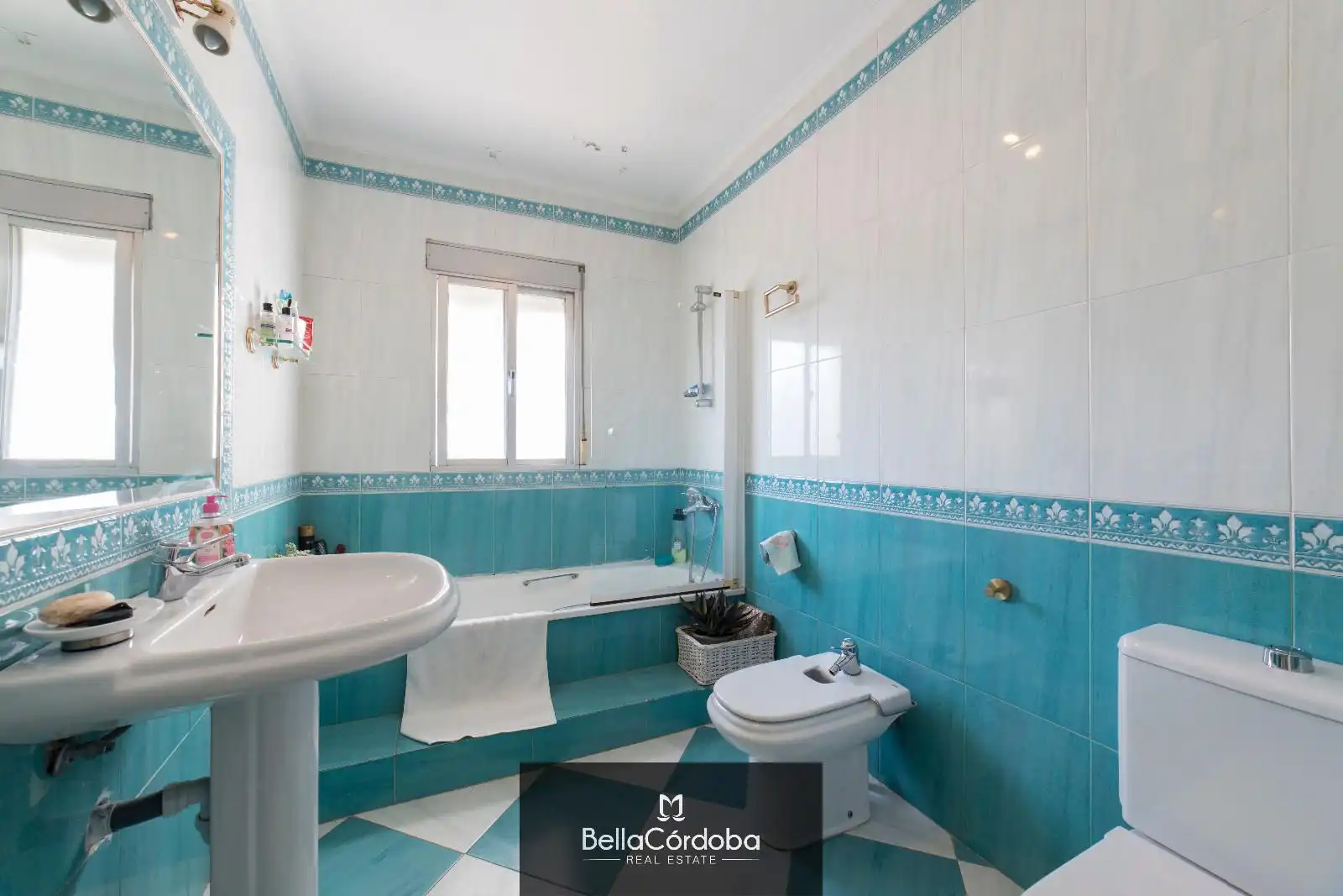 Bathroom of Houses for sale in Córdoba  with Air Conditioner, Heating and Storage room