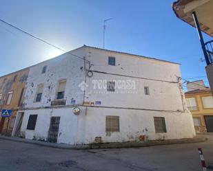 Vista exterior de Casa adosada en venda en Fuente de Pedro Naharro amb Calefacció, Terrassa i Moblat