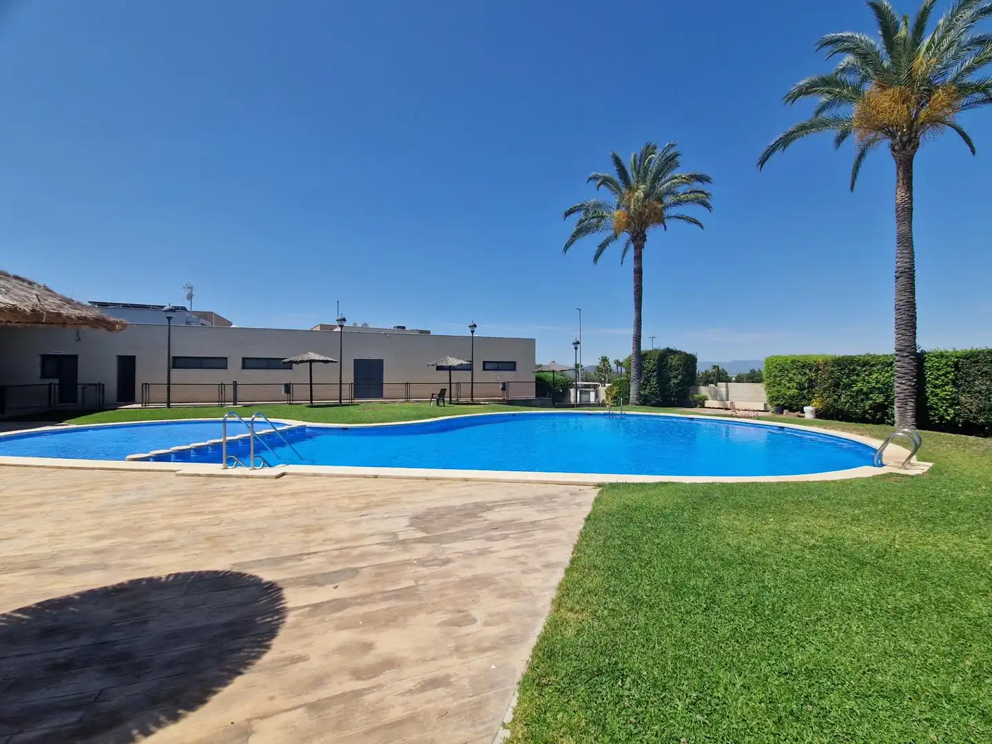 Schwimmbecken von Einfamilien-Reihenhaus zum Verkauf in La Pobla de Vallbona mit Klimaanlage, Heizung und Privatgarten