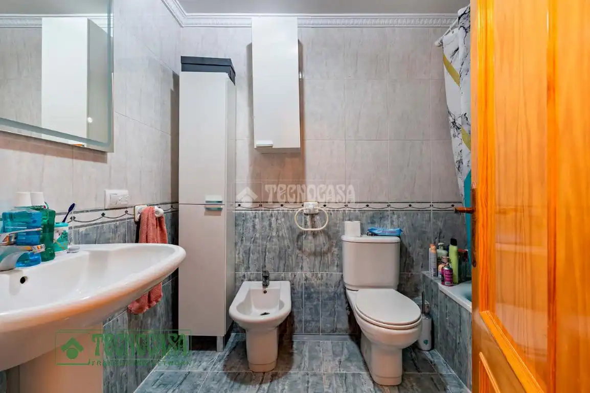 Baño de Piso en venta en Roquetas de Mar con Aire acondicionado, Calefacción y Amueblado