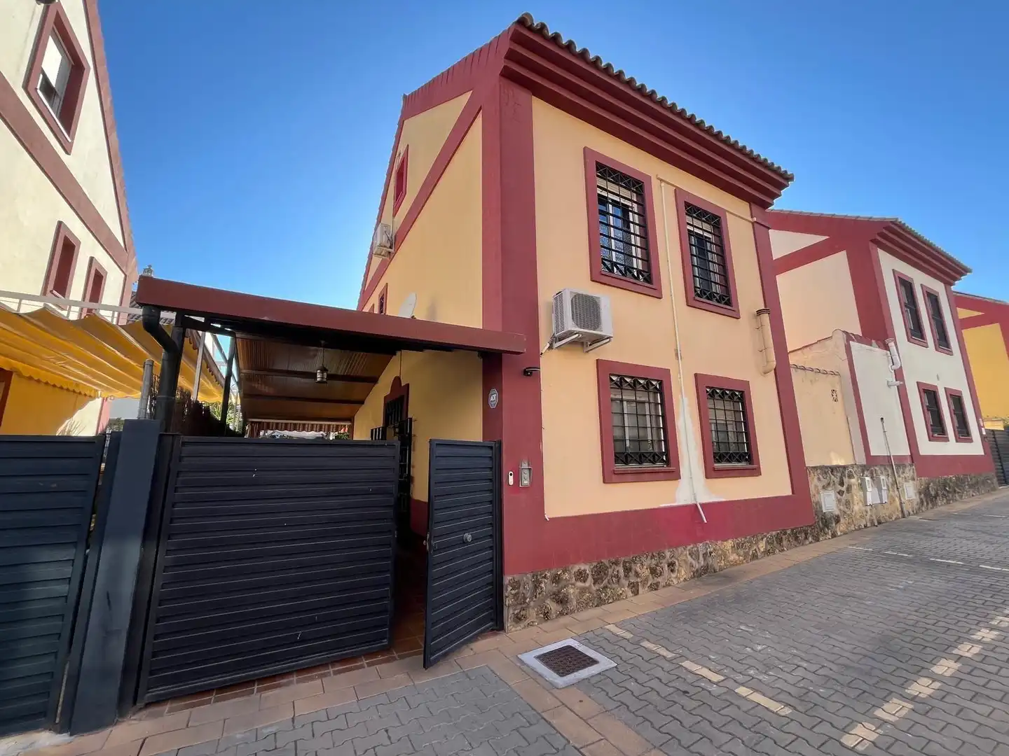Vista exterior de Casa o xalet en venda en Montequinto amb Aire condicionat, Calefacció i Jardí privat