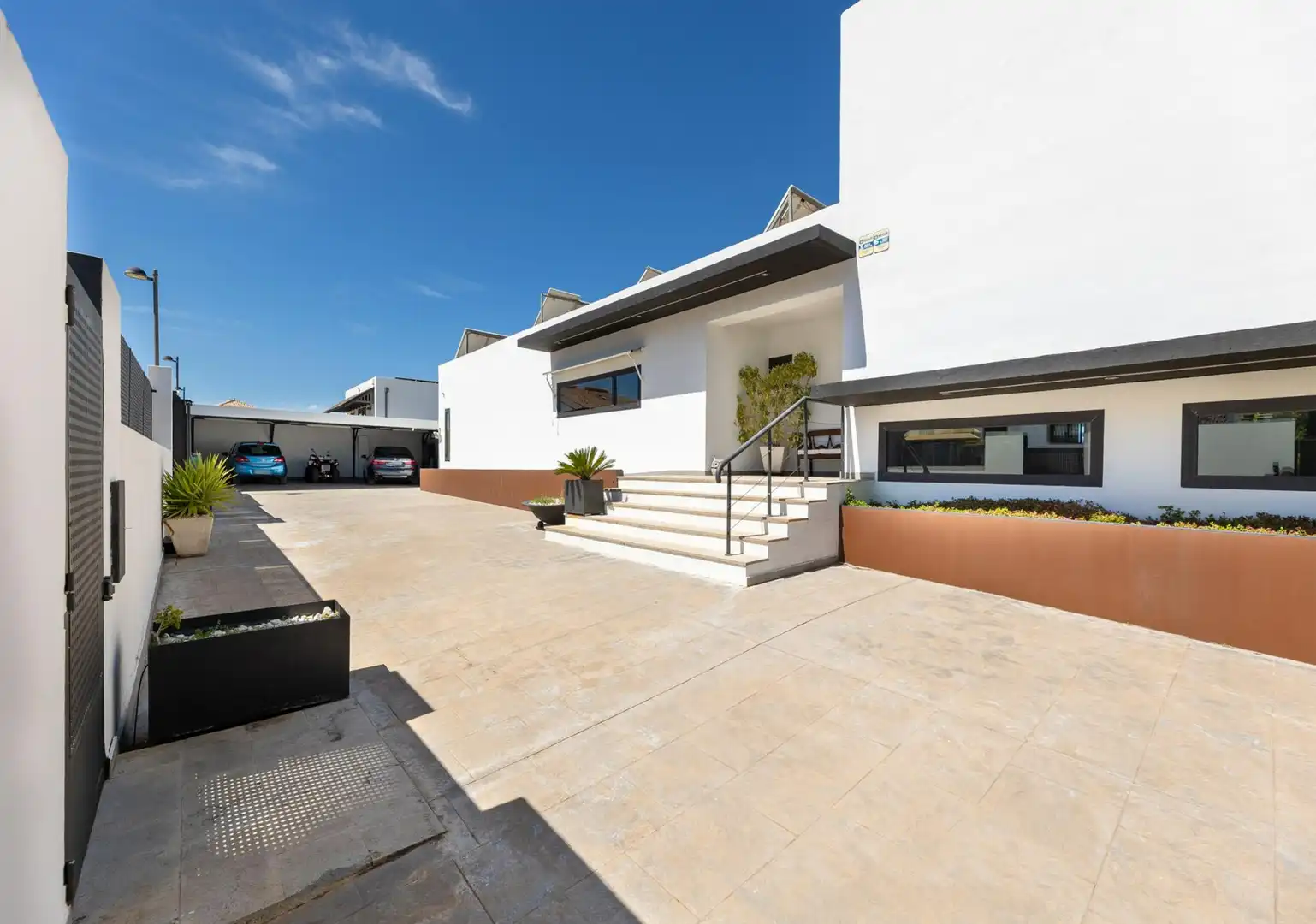 Vista exterior de Casa o xalet en venda en La Zubia amb Aire condicionat, Calefacció i Jardí privat