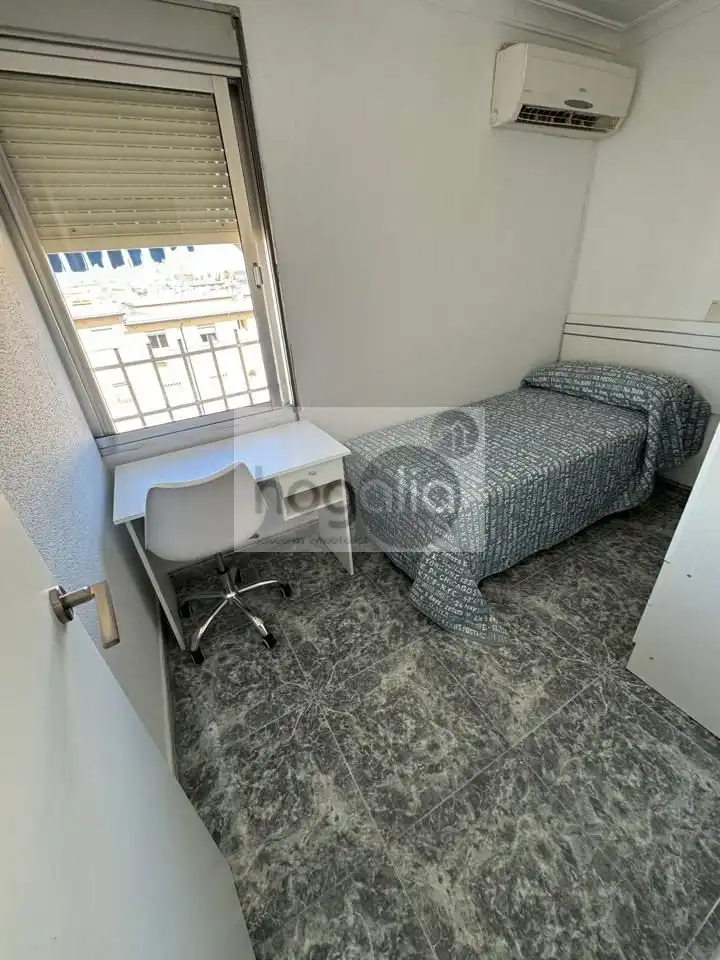 Bedroom of Flat for rent in Sevilla  with Air Conditioner and Furnished