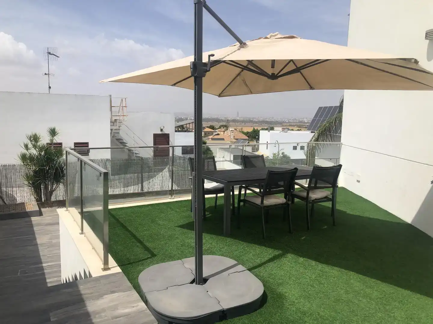 Terrassa de Casa o xalet en venda en Montequinto amb Aire condicionat, Piscina i Balcó