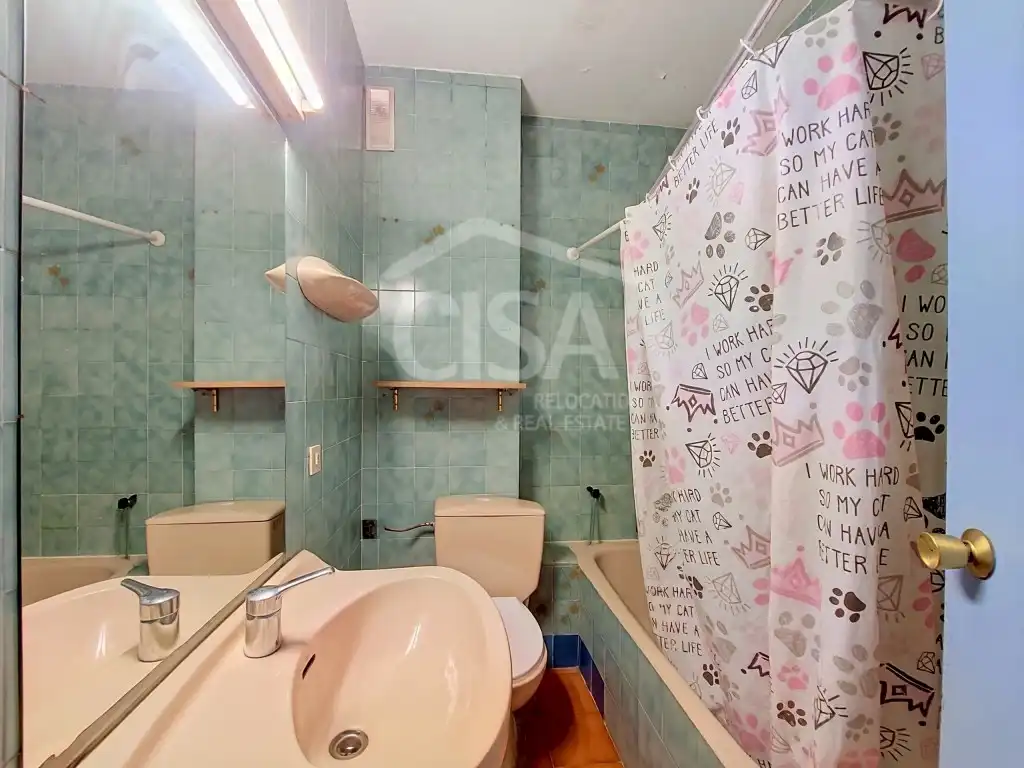 Baño de Piso en venta en Escaldes – Engordany con Calefacción y Terraza
