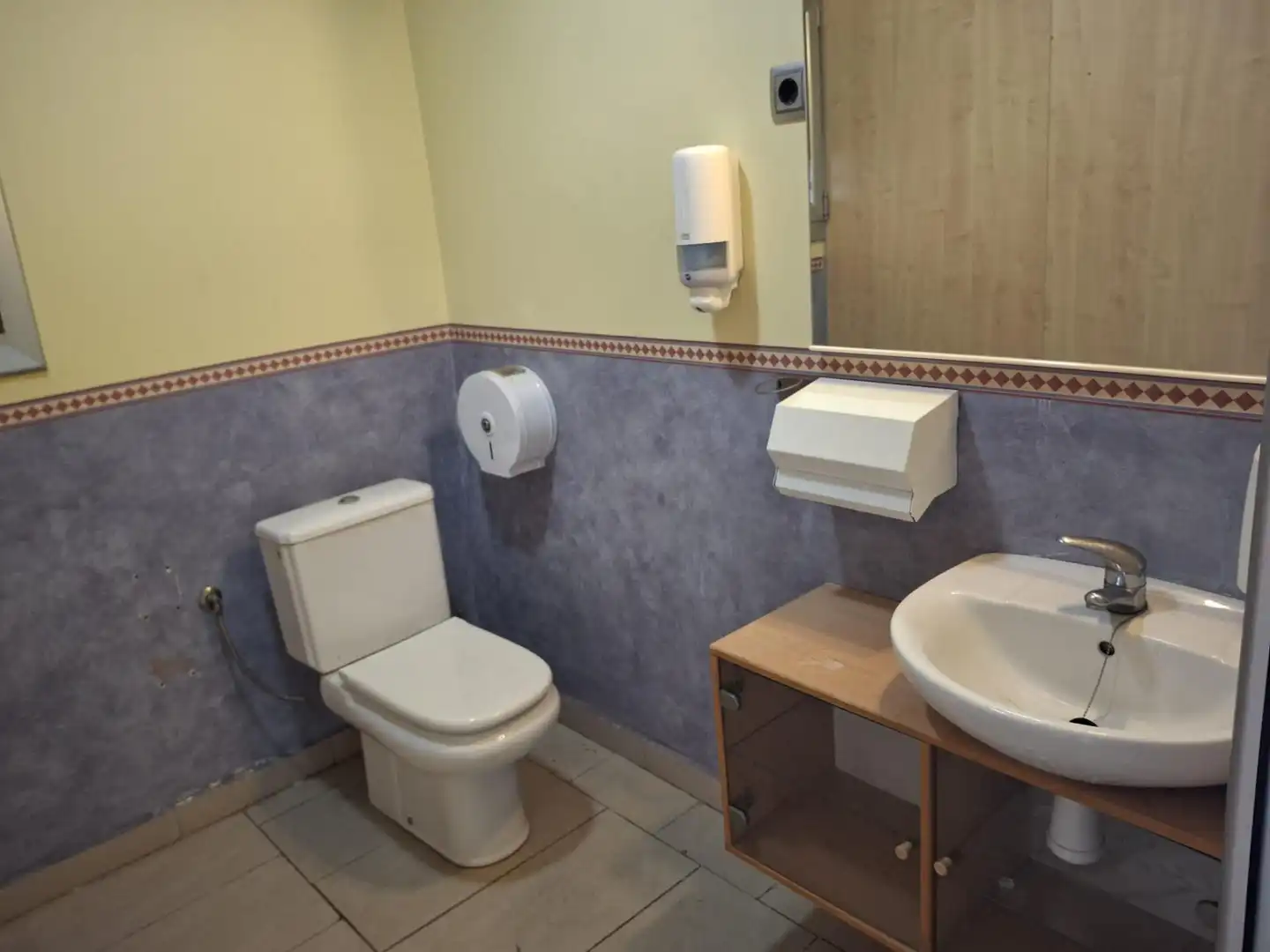 Baño de Local de alquiler en Mataró con Aire acondicionado