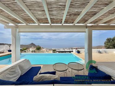 Casa amb piscina en venda a C. Melilla