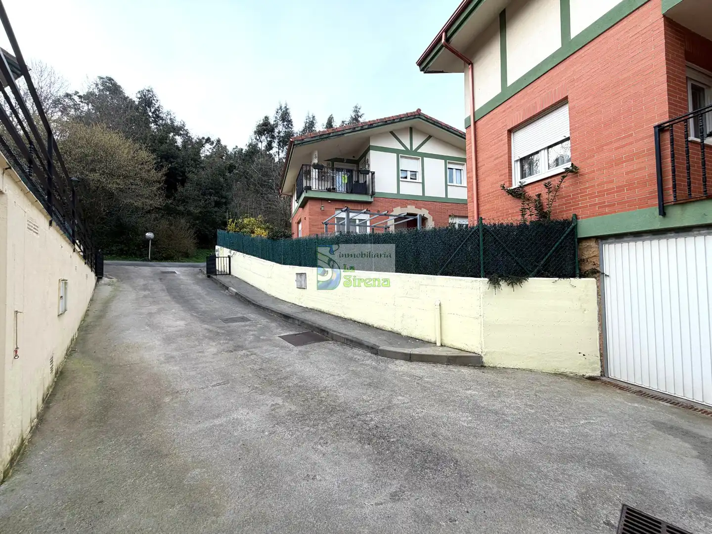 Vista exterior de Casa o xalet en venda en Castro-Urdiales amb Calefacció, Jardí privat i Terrassa