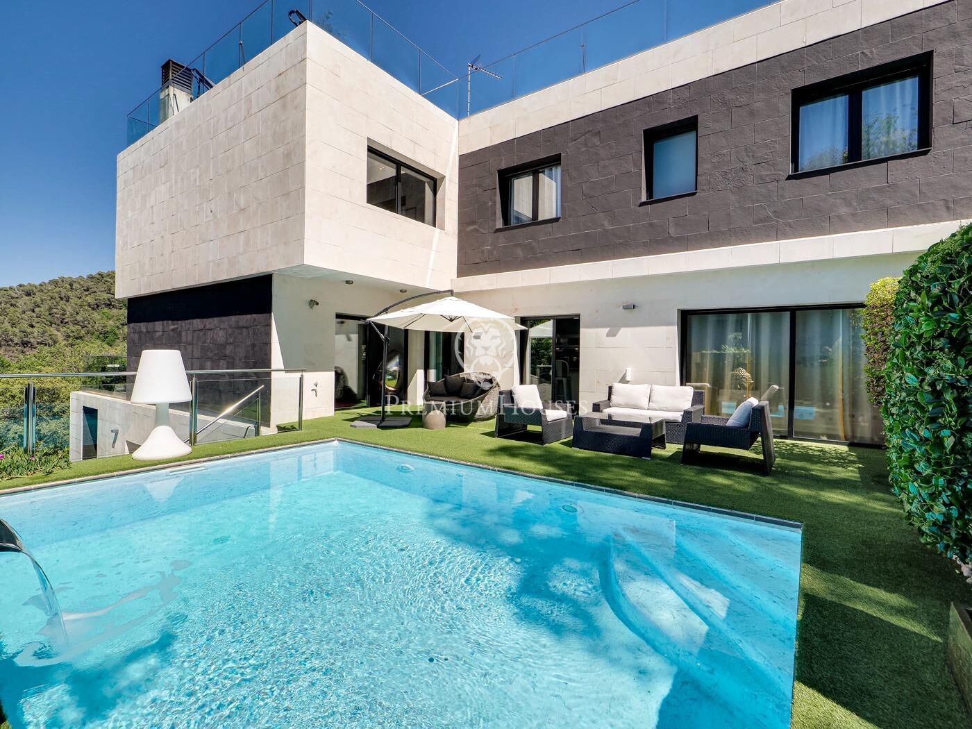 Vista exterior de Casa o xalet en venda en Sant Cugat del Vallès amb Aire condicionat, Calefacció i Jardí privat