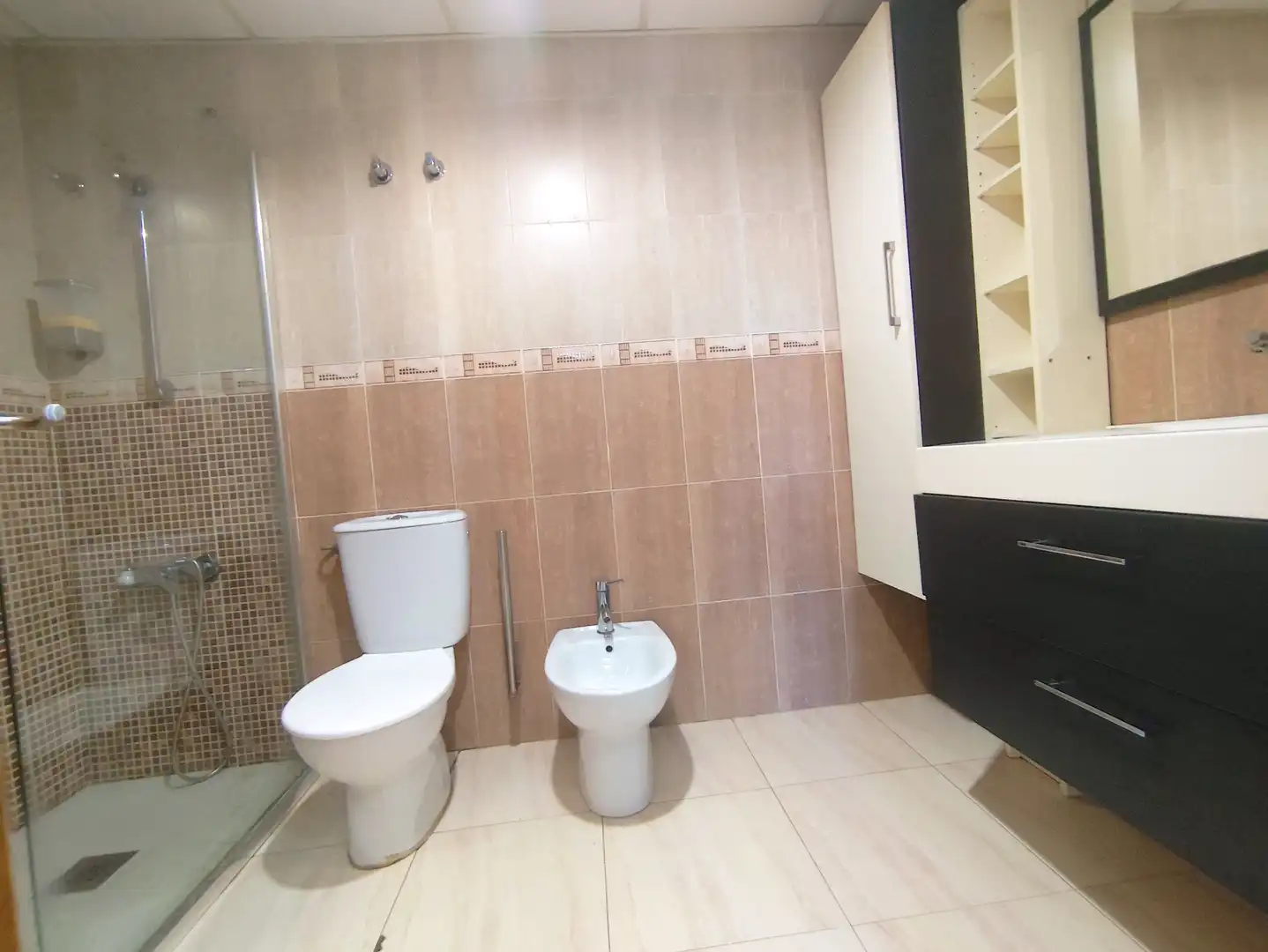 Badezimmer von Wohnung zum Verkauf in Òdena mit Heizung, Parkett und Möbliert