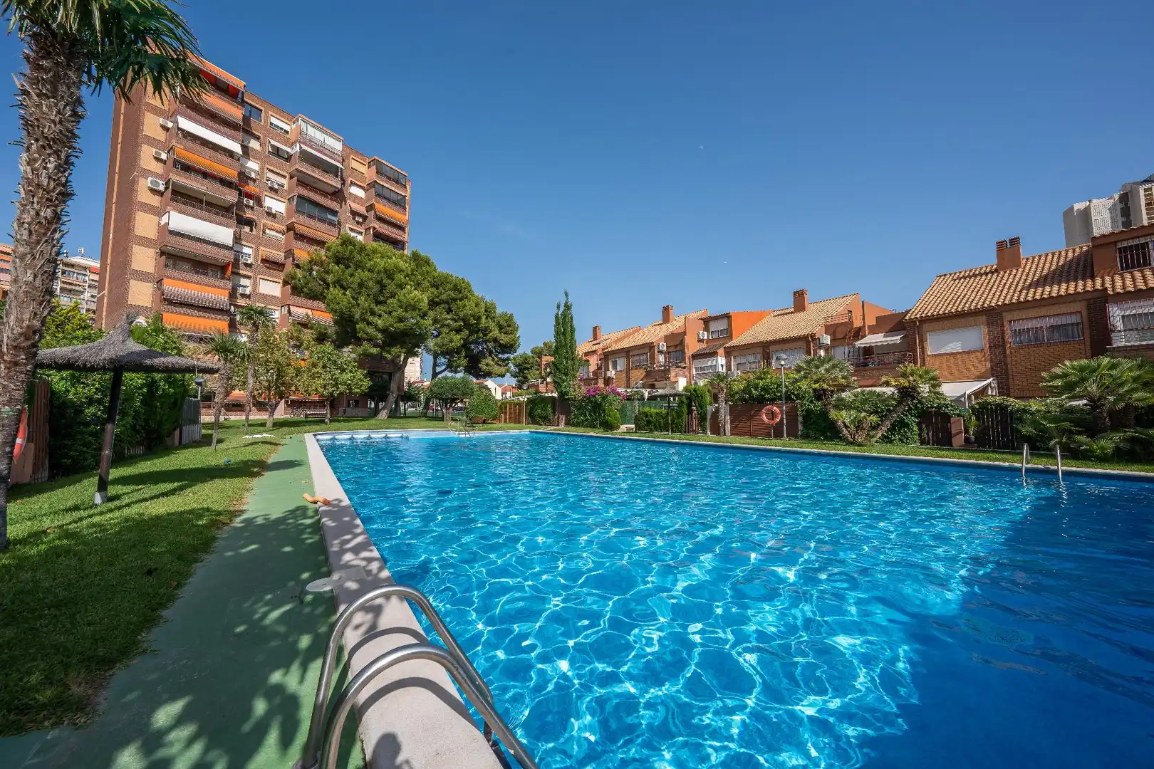 Piscina de Apartamento en venta en Alicante / Alacant con Piscina comunitaria